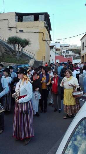Grupo de vecinos de Tara en la romería de este sábado (Foto TA)